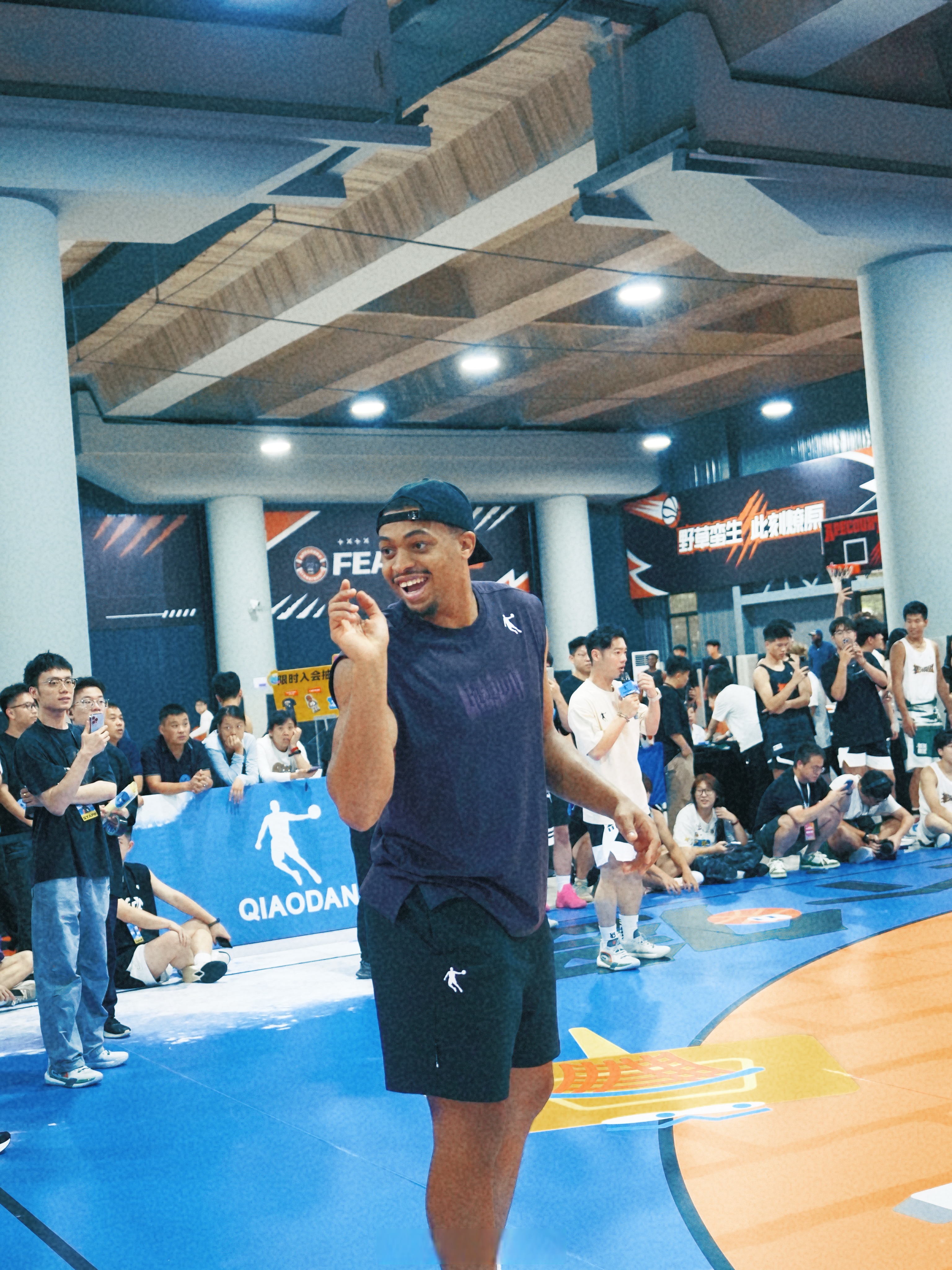 星空体育 -阿斯顿维拉训练开放日；国际比赛日再遭质疑引欢呼；CBA常规赛在即；年轻球员得到机会的简单介绍